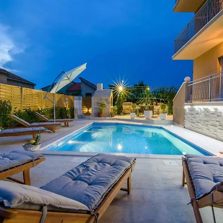 My Dalmatia - Penthouse With Shared Pool Апартаменты *