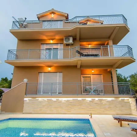 Апартаменты My Dalmatia - Penthouse With Shared Pool Задар