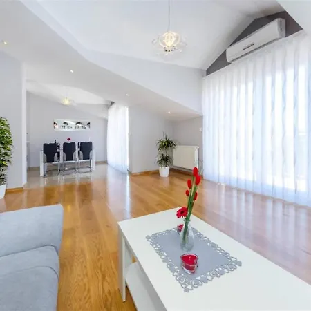 My Dalmatia - Penthouse With Shared Pool Zadar