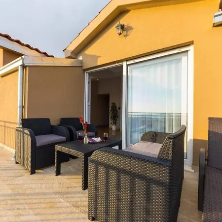 My Dalmatia - Penthouse With Shared Pool Апартаменты Задар